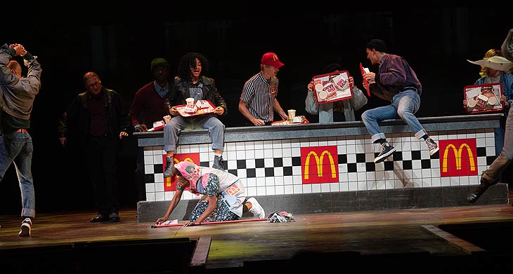 Zuerst mußte sie noch in einem McDonalds putzen, bevor sie für den Catwalk entdeckt wurde: "Wüstenblume" noch bis zum 15.10.2023 im Deutschen Theater (©Foto: Annette Hempfling)